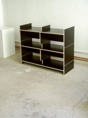 Vinylregal, aus 3 Elementen gestapelt, erweiterbar. Die Fachhöhen sind für ausgelegt für LPs und Maxis. Durch die offene Rückwand lassen sich Audiogeräte, Plattenspieler und Monitore integrieren.